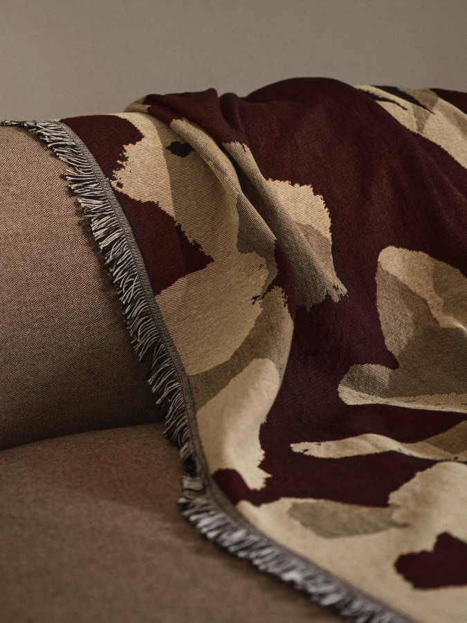 FERM LIVING Koc gobelinowy CILLA – ciemny orzech.jpeg