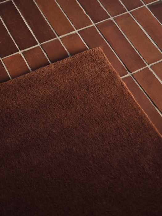 FERM LIVING bieżnikowy dywan tuftowany STILLE – 80 × 200 cm – red brown.jpeg