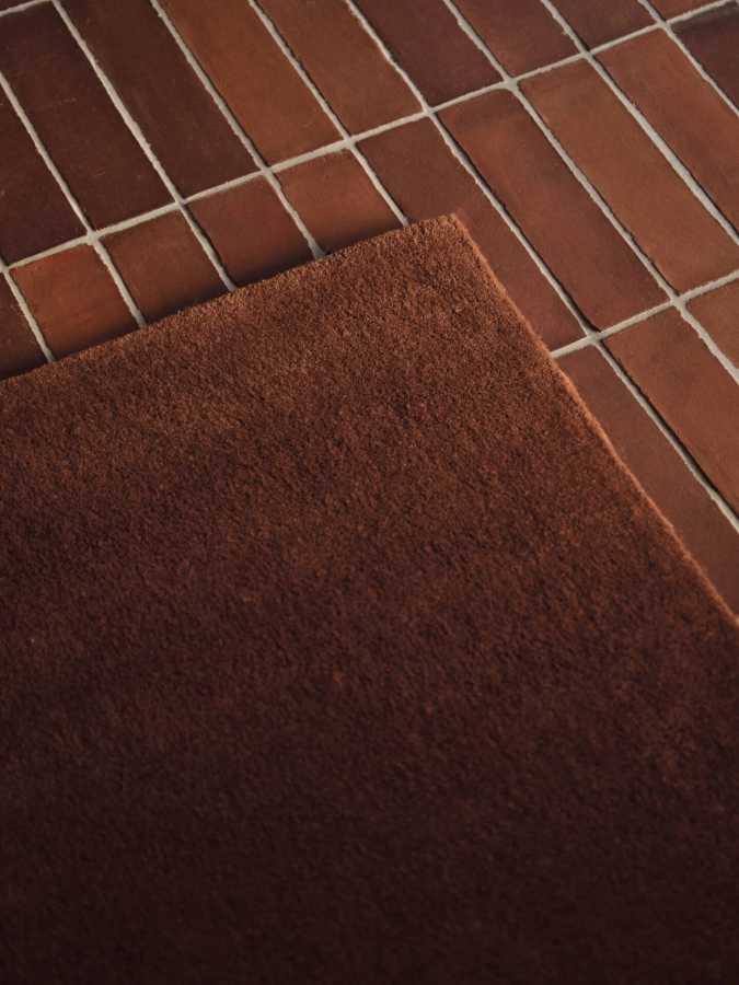 FERM LIVING bieżnikowy dywan tuftowany STILLE – 80 × 200 cm – red brown.jpeg