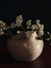 FERM LIVING wazon okrągły TEREO – off-white w cętki, wys. 18 cm.jpeg