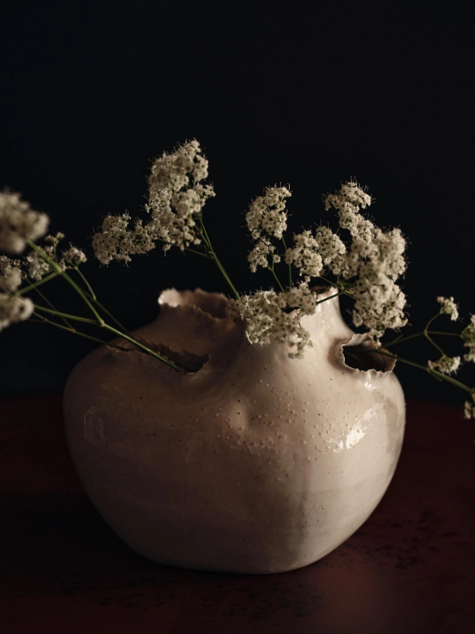 FERM LIVING wazon okrągły TEREO – off-white w cętki, wys. 18 cm.jpeg