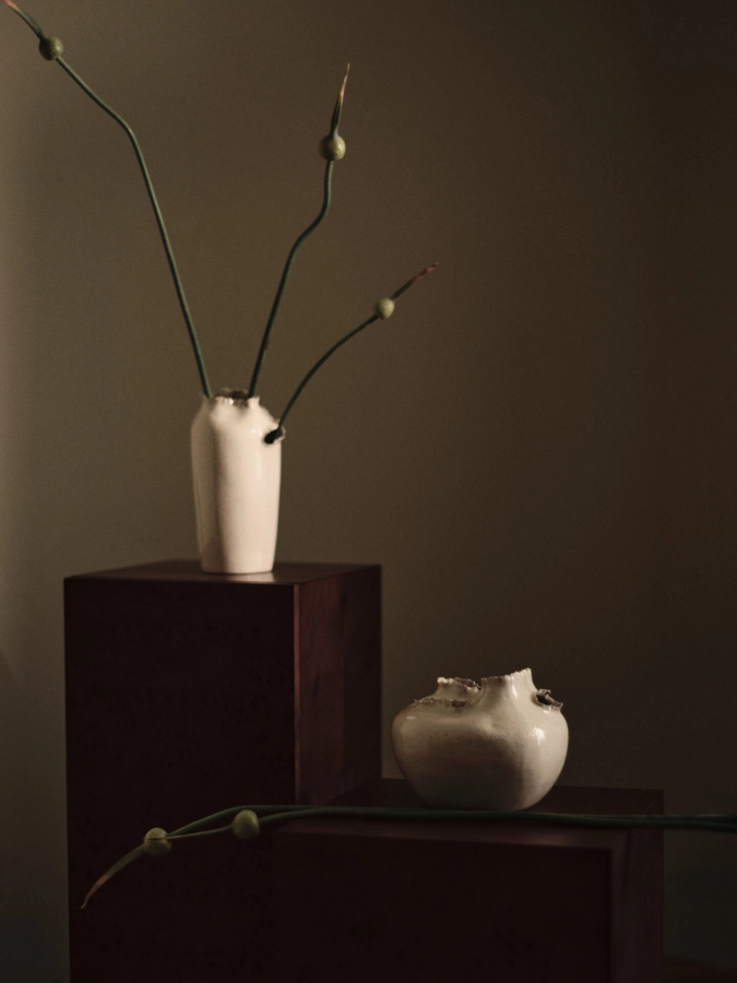 FERM LIVING wazon okrągły TEREO – off-white w cętki, wys. 27 cm.jpeg