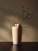 FERM LIVING wazon okrągły TEREO – off-white w cętki, wys. 27 cm.jpeg