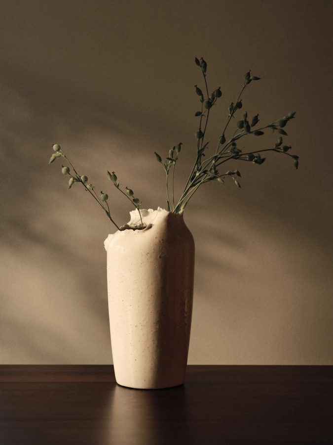 FERM LIVING wazon okrągły TEREO – off-white w cętki, wys. 27 cm.jpeg