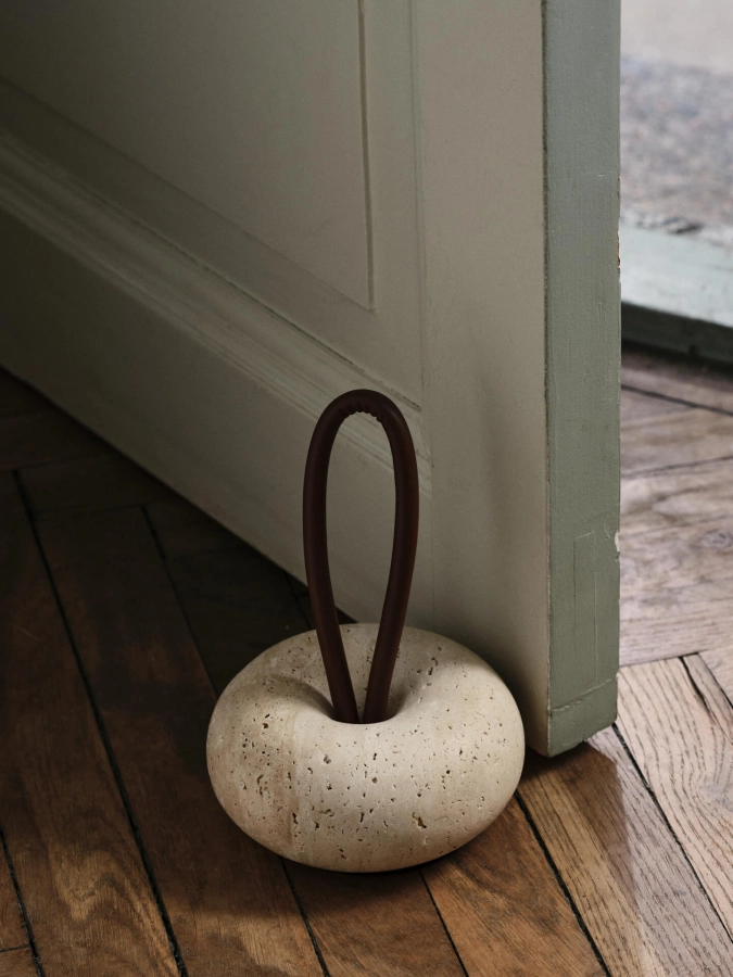 FERM LIVING stopper do drzwi WA Ø14 – trawertyn.jpeg