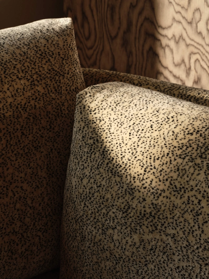 FERM LIVING podłokietnik DASE prawy – poppy velvet – maślany/czarny.jpeg