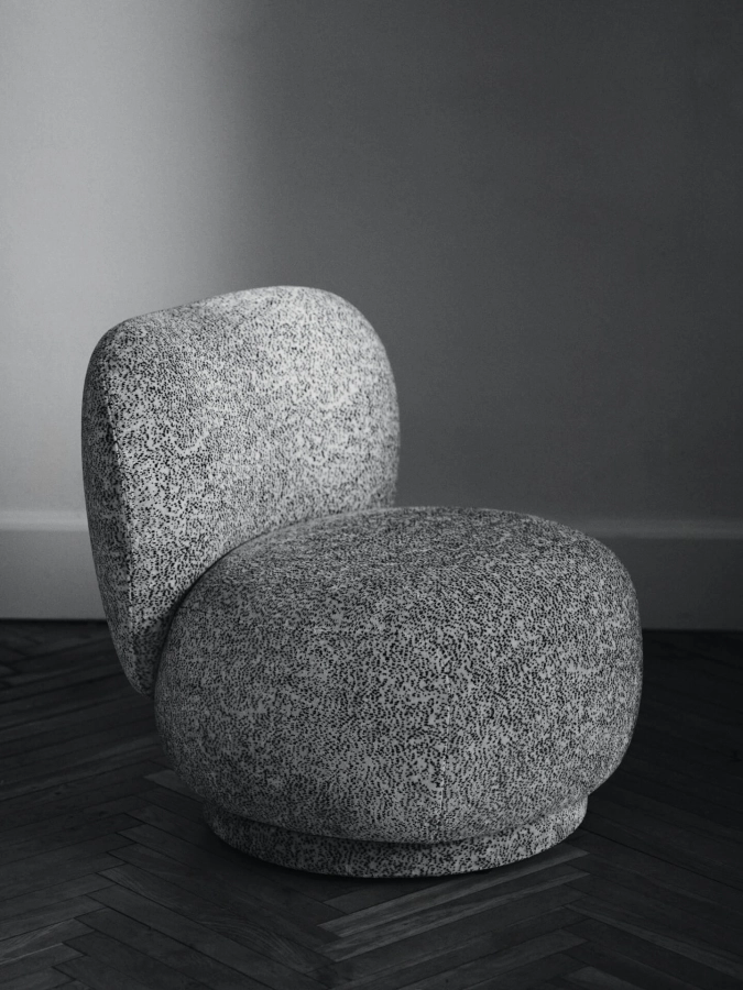 FERM LIVING fotel RICO PICCOLO - poppy velvet – maślany/czarny.jpeg