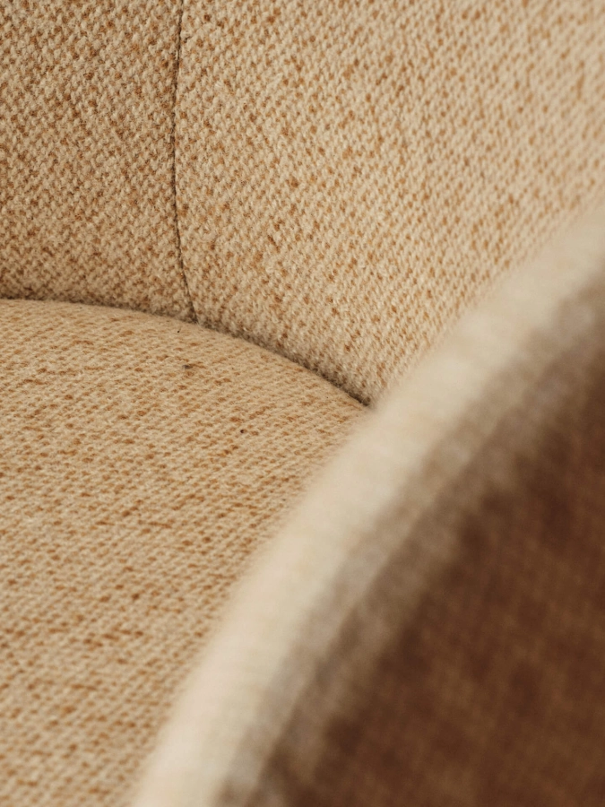 FERM LIVING fotel obrotowy RICO CLUB – vanir – ecru/miodowy.jpeg