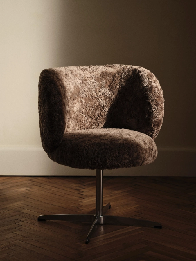 FERM LIVING krzesło obrotowe do jadalni RICO - sheepskin – sahara.jpeg