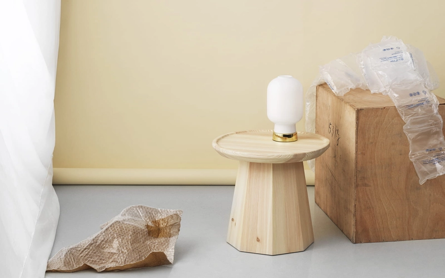 NORMANN COPENHAGEN lampa stołowa AMP mosiądz/białe szkło