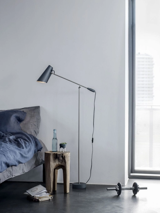 Modernistyczna lampa zachowała współczesny wygląd i świetnie sprawdzi się w nowoczesnych wnętrzach.