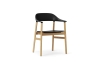 NORMANN COPENHAGEN krzesło z podłokietnikami HERIT dąb/czarne